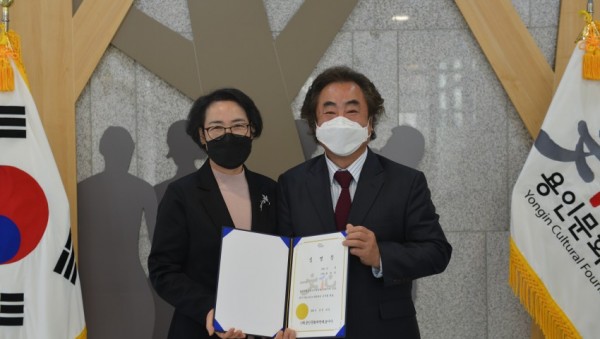 임용식(용인문화재단대표이사 김남숙_좌, 신임지휘자 원학연_우).jpg