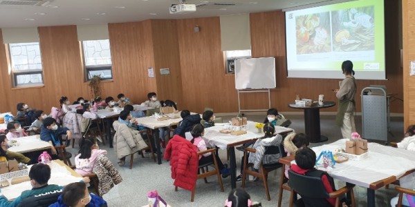5. 220113_직접 생산한 농산물로 시민들 교육하는 강사에 도전하세요_사진(1) 목이버섯피클만들기 체험 교육.jpg