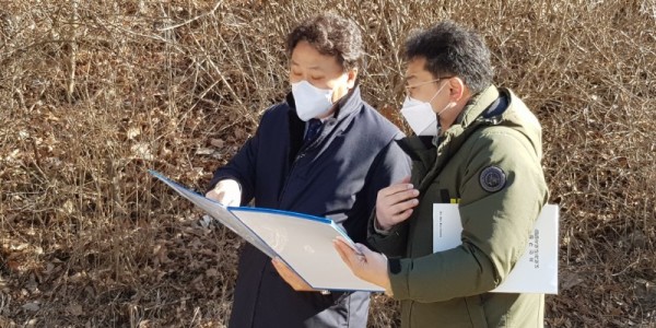 김종무 처인구청장이 포곡읍 영문리 도로개설 현장을 살펴보고 있다..jpg