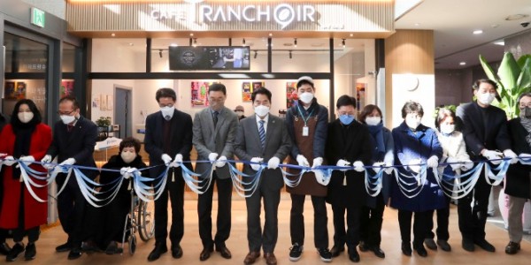 (2) 백군기 용인시장이 14일 중증장애인 일자리창출을 위한 카페뜨랑슈아 SAY 2호점 개점식에 참석해 테이프커팅을 하고 있다..jpg