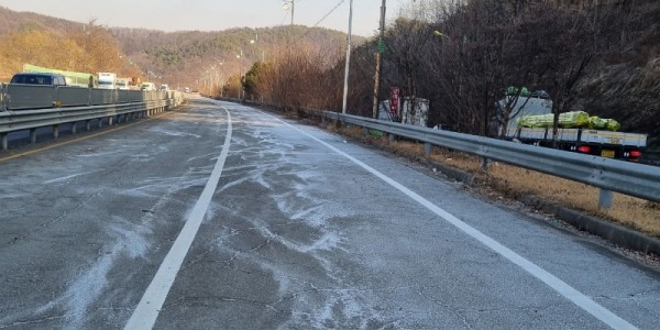 6. 220118_용인시, 마평교차로에 화물 임시주차장 35면 조성 완료_새로 도색한 주차선.jpg