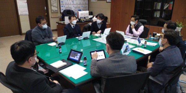 19일 오후석 용인시 제1부시장을 비롯해 데이터얼라이언스(주), 대흥정보통신, 문엔지니어링 관계자 등이 스마트주차 기술동향에 대해 이야기를 나누고 있다..jpg