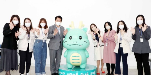 1. 시 청사 1층 포토존에 설치된 조아용 조형물 앞에서 백군기 시장과 공보관실 직원들이 기념사진을 찍고 있다..jpg