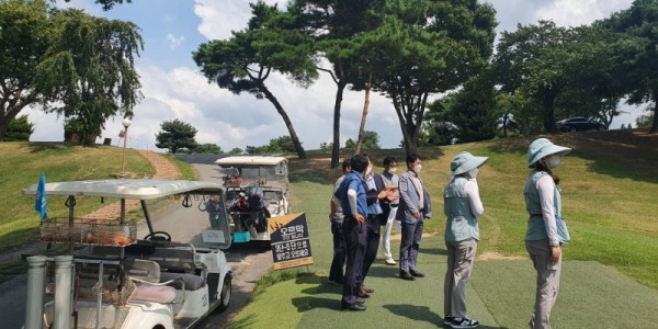 5. 관내 한 골프장에서 골프 캐디 양성과정 교육생들이 실습을 하고 있는 모습.jpg