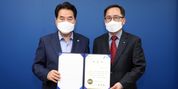 [크기변환]7-1 용인시는 13일 시청 시장실에서 시의 인구정책을 자문할 인구정책위원회 위원 13명을 위촉했다..JPG