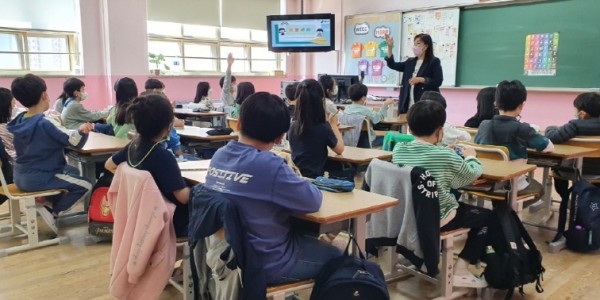 [크기변환]8. 용인시가 아동의 권리 실현과 인식 확산을 위해 관내 초·중생을 대상으로 ‘찾아가는 아동권리교육’을 진행한다..jpeg