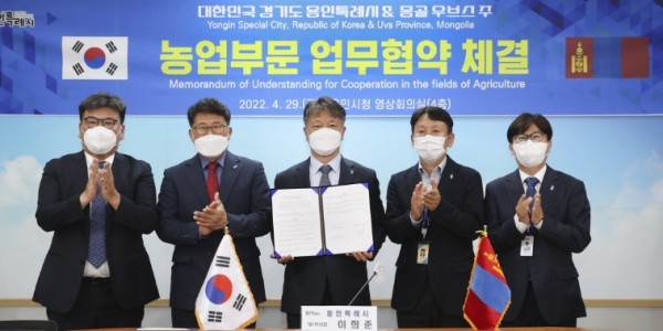 [크기변환]3-1 용인시는 29일 시청 영상회의실에서 몽골 우브스주와 외국인 계절근로자 도입을 위해 ‘농업분야 교류 협약’을 체결했다..jpg