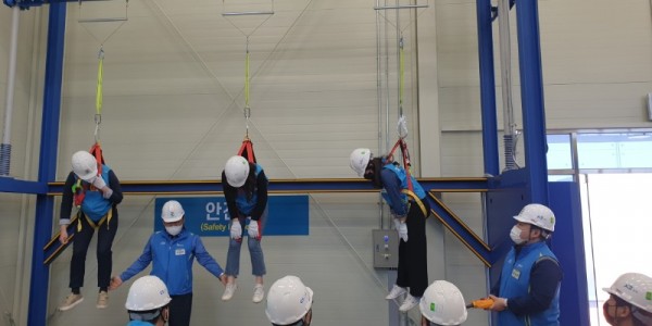 [크기변환]5-1. 추락하는 상황을 경험해 보기 위해 안전장치를 착용하고 올라가고 있는 모습.jpg