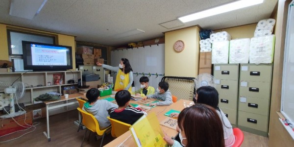 2. 지난 2일 수지구 상현동 LH행복꿈터 광교마을지역아동센터 아동들이 독후 활동에 참여하고 있다..jpg