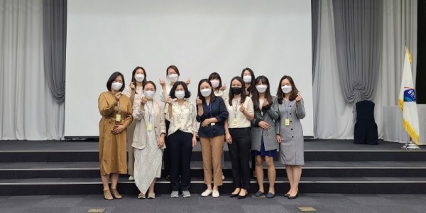 [크기변환]3. 용인시 어린이집 부모모니터링단이 지난 17일 열린 위촉식에서 기념촬영을 하고 있다..jpg