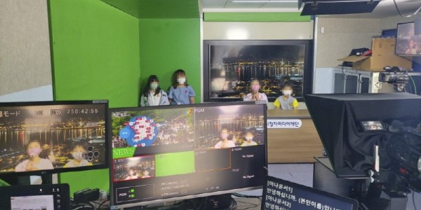 [크기변환]1. 드림스타트 아동들이 미디어나눔버스에서 뉴스 제작 체험을 하고 있다.jpg