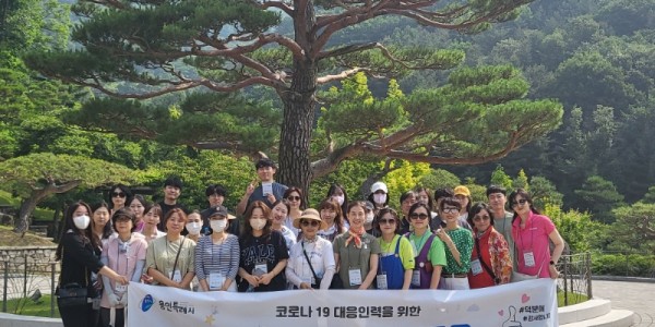 3-1. 힐링교육에 참여한 직원들이 산책에 앞서 기념촬영을 하고 있다..jpg