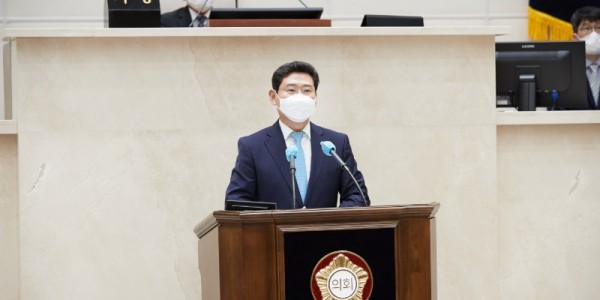 이상일 용인특례시장이 4일 제9대 용인시의회 개원식에서 인사말을 하고 있다..jpg