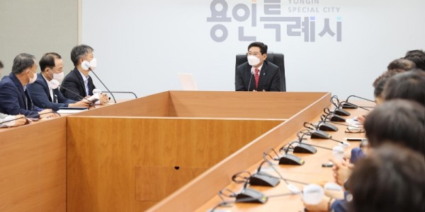 9. 이상일 용인특례시장이 지난 1일 시청 영상회의실에서 시 간부공무원들과의 상견례 자리를 마련해 대화를 나누고 있다..jpg