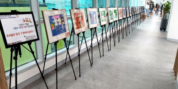 7. 수지도서관 복도에 신봉초 학생들이 그린 그림을 전시하고 있다.jpg