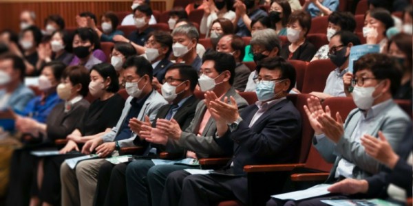 6-3. 이상일 용인특례시장과 윤원균 용인특례시의회 의장이 9일 수지평생교육관에서 열린 희망콘서트를 관람하고 있다..jpg