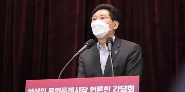 6-4. 이상일 용인특례시장이 11일 취임 후 첫 기자간담회를 갖고 글로벌 반도체 중심도시로 도약하기 위한 전략을 설명하고 있다..JPG