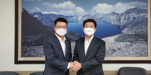 이상일 용인특례시장이 15일 장상윤 교육부 차관과 회동해 교육부의 적극 지원을 부탁했다..jpg