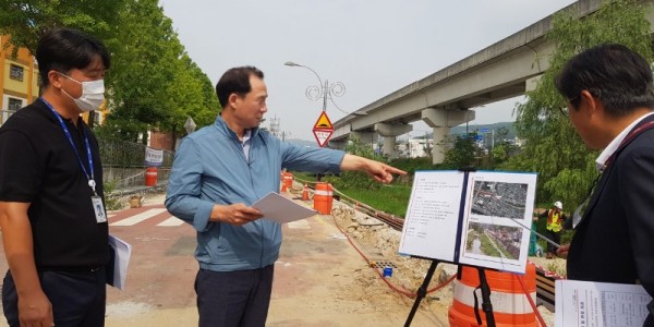 7-2. 이형주 처인구청장이 주요 사업 현장을 점검하고 있다..jpg