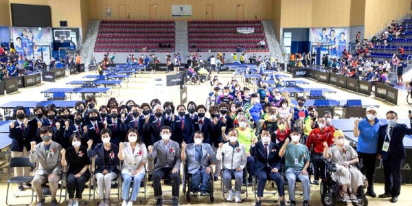 4-3. 이상일 용인특례시장이 제10회 용인시장배 전국장애인탁구대회에에서 참석자들과 파이팅 포즈를 취하며 기념촬영을 하고 있다..jpg