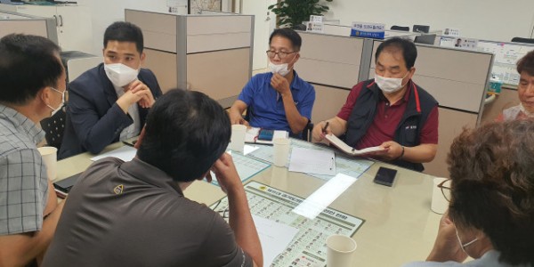 220729 최민 의원, 광명시 법인택시 노조 위원장들과 택시업계 현안 점검 나서 (2).jpg