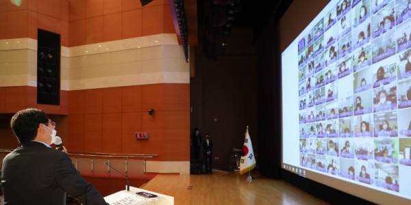 이상일 용인시장이 용인시에서 근무하고 있는 7급 이하의 공직자 70여 명을 화상으로 만나 다양한 주제의 대화를 나누고 있다. (2).jpg