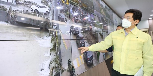 9-5. 이상일 용인특례시장이 용인시 재난안전대책본부에서 재난상황을 보고 받고 있다..jpg