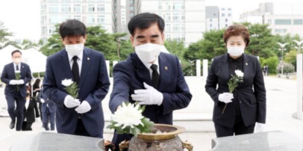 220810 염종현 의장 등 신임의장단, 현충탑 참배로 의정활동 돌입 (1).jpg