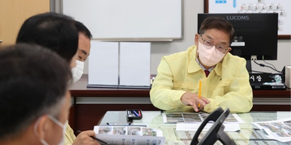 황준기 제4대 용인특례시 제2부시장이 11일 각 실·국·소장과 집중호우에 따른 대응책을 논의하고 있다. (1).jpg