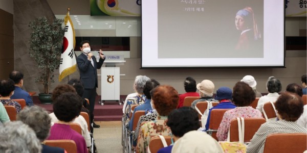 8-1. 이상일 용인특레시장이 (사)대한노인회 기흥구지회 부설 충정노인대학 수강 어르신을 대상으로 그림과 문학 관련 특강을 했다.jpg