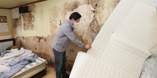 이상일 용인특례시장이 12일 기흥구 공세동의 한 주택 침수 현장을 살펴보고 있다..jpg