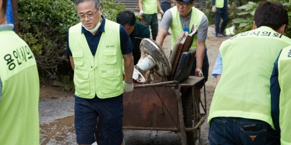 20220814 용인특례시의회 의원들, 수해복구 현장에서 ‘구슬땀’ 3.JPG