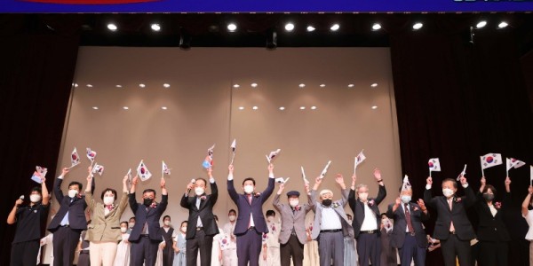 이상일 용인특례시장이 15일 용인시청 에이스홀에서 열린 ‘제77주년 광복절 경축식’에서 참석자들과 만세삼창을 외치고 있다..JPG