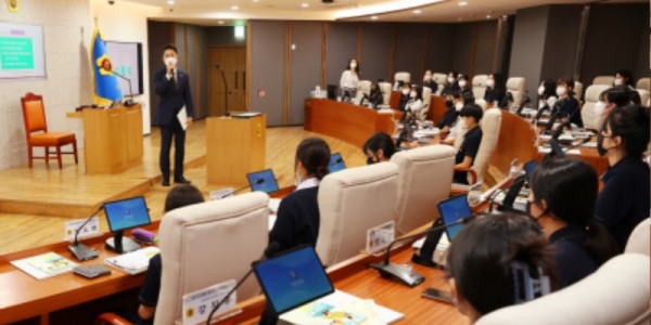 220824 전석훈 의원, 경기도의회 청소년의회교실 참석 성남여고 학생도의원 격려 (1).jpg