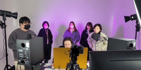 1-1. 시 관계자들이 공유스튜디오를 찾아 촬영 카메라, 조명, 편집용 카메라 등을 점검하고 있다..jpg
