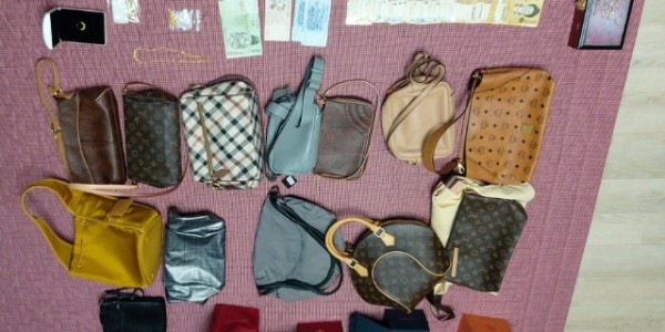 6. 용인특례시 체납기동팀이 수지구의 한 고액 상습체납자의 가택에서 발견한 명품백과 현금 귀금속 등.jpg