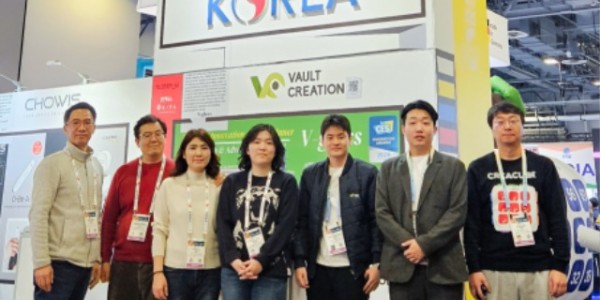 1-1. CES2024 용인특례시 공동관에 참가한 중소기업 관계자들이 기념촬영을 하고 있다.jpg