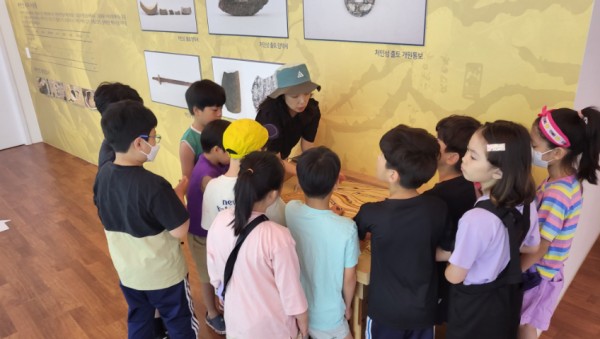 7-2. 용인처인성역사교육관에서 진행한 처인성고고학자 프로그램 참가자들의 모습.jpg