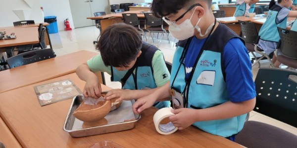 붙임 2. 발굴체험교실 선사인의 발명품 고학년 프로그램 운영 사진.jpg