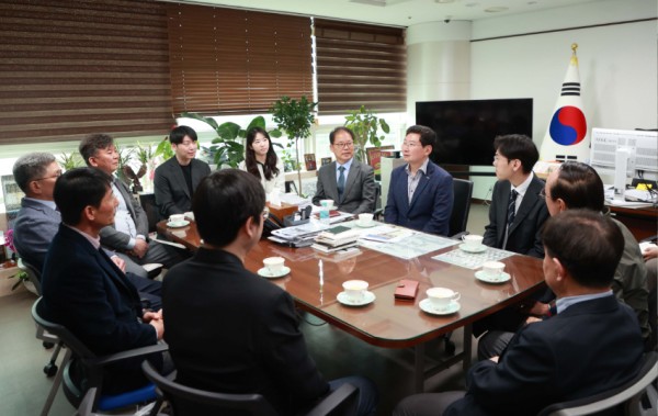 2-1. 지난 11일 용인특례시청 시장실에서 이상일 시장과 (재)서원재단, (주)마노, 효자병원 관계자들이 취약계층을 돕기 위한 방안을 논의하고 있다..jpg