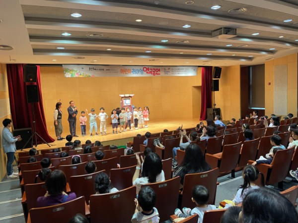 6-1. 수지구는 가정의달을 맞아 용인문화재단 이벤트 홀에서 문화가 있는 날 공연으로 어린이 참여형 연극 3편을 상연했다..jpeg