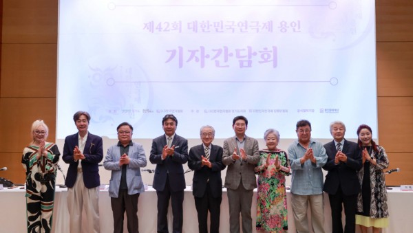 7-1. 11일 용인문화예술원 국제회의실에서 열린 제42회 대한민국연극제 용인 기자간담회에 참석한 이상일 용인특례시장과 이순재 명예대회장, 홍보대사들의 모습.JPG