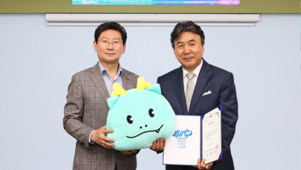 1-1. 이상일 용인특례시장이 제42회 대한민국연극제 용인 홍보대사로 배우 박영규 씨를 11일 위촉했다..jpg