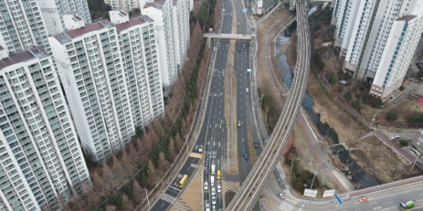 3-1. 구갈교사거리 기흥역방면 우회전차로 추가 공사 전 모습.png