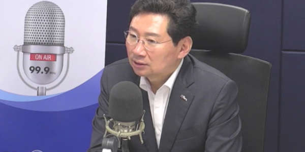 3-2. 28일 OBS라디오 최진만·이유나의 굿모닝 OBS에서 용인특례시장으로서 2년 동안의 소회와 성과에 대해 설명하고 있는 이상일 용인특례시장.png