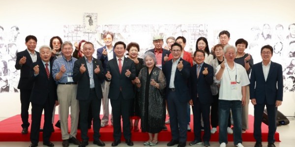 1-1. 제42회 대한민국연극제 용인의 개막식이 28일 용인포은아트홀에서 열렸다..jpg