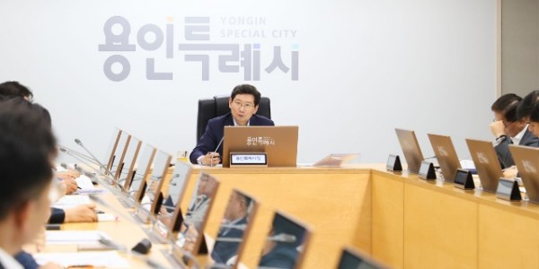 1-3. 지난 1일 열린 간부공무원회의에서 이상일 시장이 시민체감 생활밀착형 사업의 중요성을 강조하고 적극행정을 주문했다..jpg