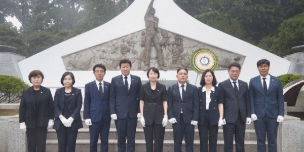 20240702 용인특례시의회, 현충탑 참배하며 제9대 후반기 활동 시작(1).jpg