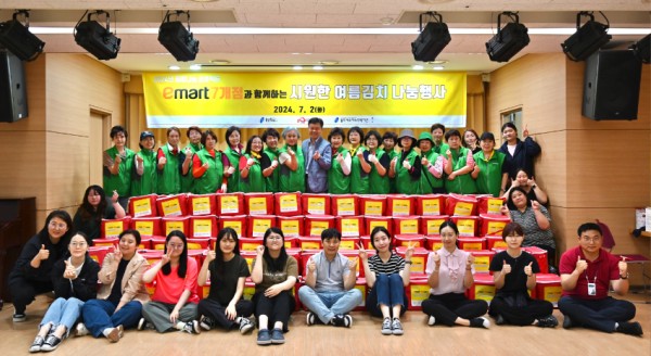 6. 용인특례시는 2일 이마트와 함께하는 희망나눔 프로젝트의 일환으로 저소득층 400가구에 여름 김치와 보양식을 지원했다. 사진은 김치와 보양식을 대상가구에 전달한 용인시수지복지관의 수지무한돌봄네트워크팀..jpeg