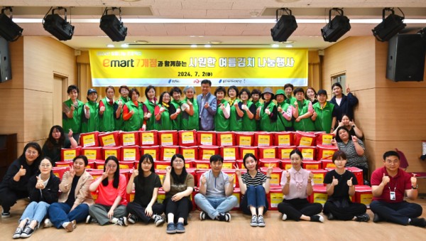 6. 용인특례시는 2일 이마트와 함께하는 희망나눔 프로젝트의 일환으로 저소득층 400가구에 여름 김치와 보양식을 지원했다. 사진은 김치와 보양식을 대상가구에 전달한 용인시수지복지관의 수지무한돌봄네트워크팀..jpeg